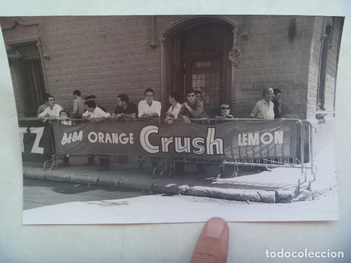 Fotograf&iacute;a antigua: CICLISMO : FOTO DE CALLE PREPARADA PARA RECIBIR LA CARRERA, PUBLICIDAD CRUSH LEMON, ETC.. 12 X 18 CM