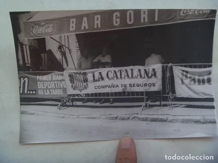Fotograf&iacute;a antigua: CICLISMO : FOTO DE CALLE PREPARADA PARA RECIBIR LA CARRERA, PUBLICIDAD LA CATALANA, ETC.. 12 X 18 CM