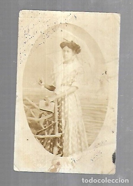 Fotografia antiga: ANTIGUA FOTOGRAFIA DE ESTUDIO DE UNA JOVEN CUBANA CON BOLSO Y PARAGUAS. 9 X 14CM