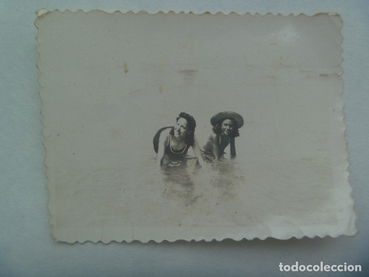 Fotograf&iacute;a antigua: FOTO DE MUJER Y NI&Ntilde;A EN BA&Ntilde;ADOR EN LA PLAYA.