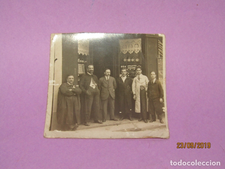 Fotografia antiga: Antigua Fotograf&iacute;a de Relojer&iacute;a con el Due&ntilde;o y los Dependientes