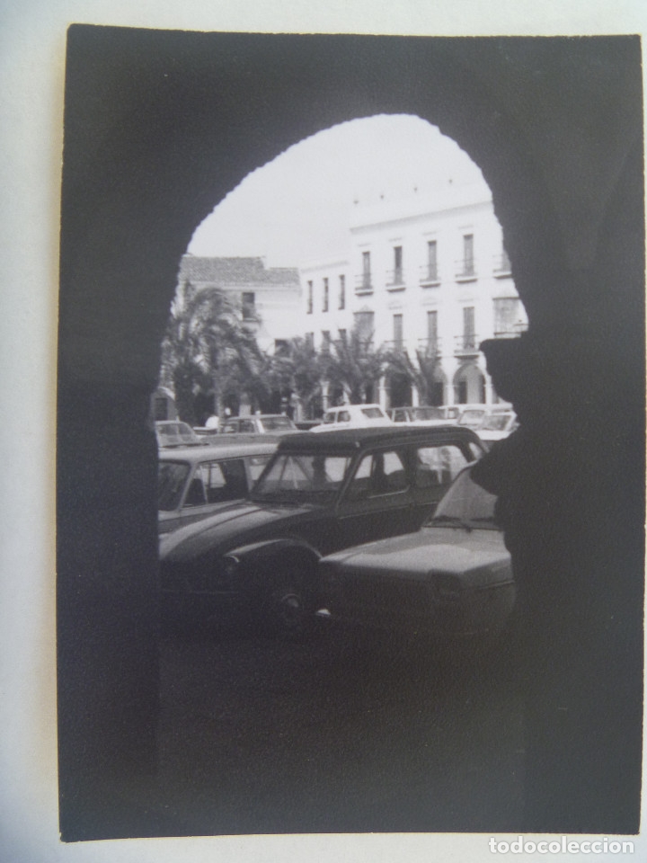 Fotograf&iacute;a antigua: FOTO DE COCHES DE EPOCA , CITROEN DYANE 6, ETC , BONITO EFECTO DE LUZ CON EL ARCO