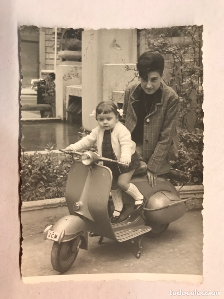 Fotograf&iacute;a antigua: NI&Ntilde;OS CON VESPA. Fotograf&iacute;a Original. La Joven Rosita y su Vespa (h.1960?)