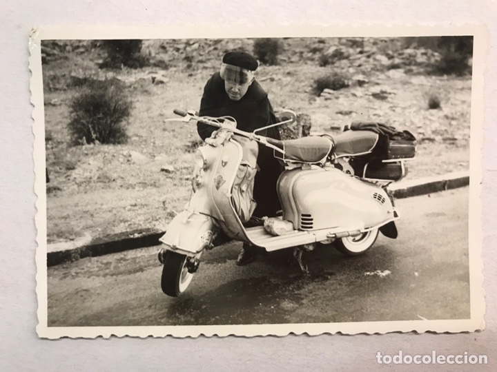 Fotograf&iacute;a antigua: VESPA Y SACERDOTE. Fotograf&iacute;a, Sacerdote viajando de iglesia en iglesia con su Vespa (h.1960?)