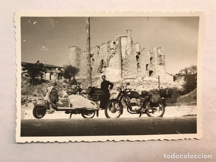 Fotograf&iacute;a antigua: VESPA Y SACERDOTE. Fotograf&iacute;a, Sacerdote viajando de iglesia en iglesia con su Vespa (h.1960?)