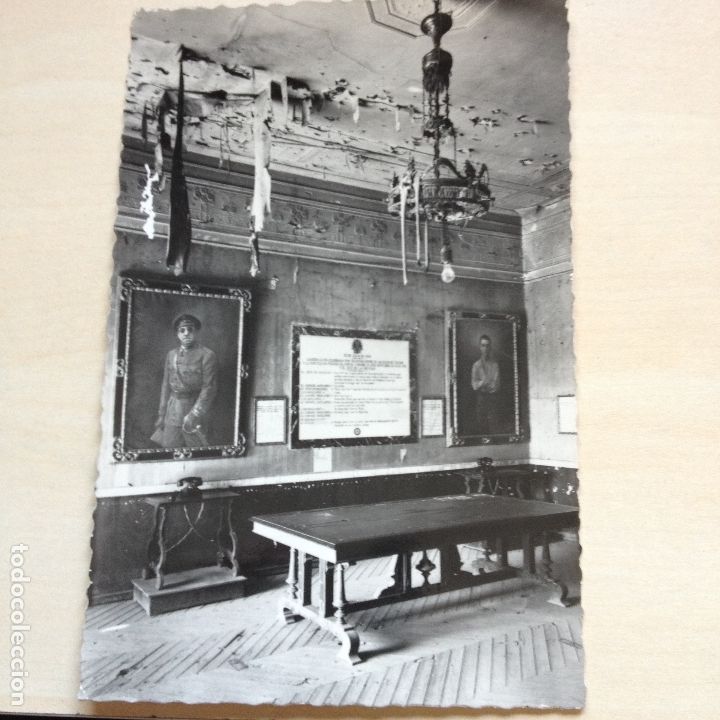 Fotografia antica: INTERIOR DEL ALCAZAR DE TOLEDO- CONVERSACION CREL. MOSCARDO, SU HIJO LUIS Y JEFE MILICIAS AL  DORSO