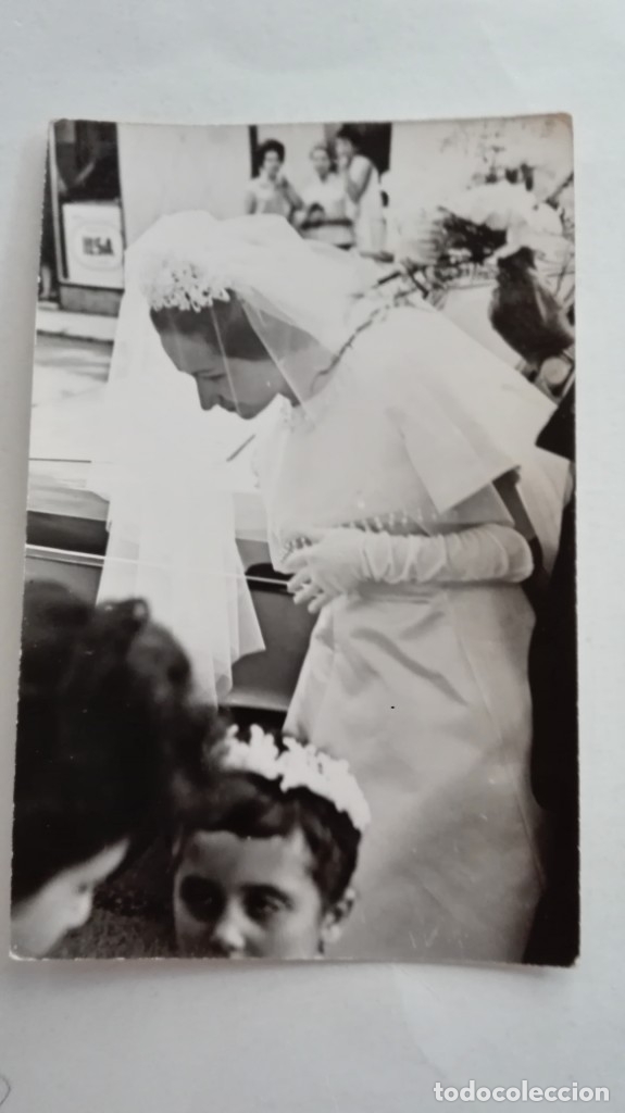 Fotografia antiga: FOTO DE BODA, NOVIA ENTRANDO EN EL COCHE NUPCIAL. DE QUICO, BADAJOZ