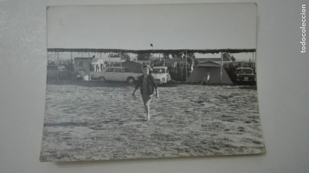 Fotograf&iacute;a antigua: FOTO DE MUJER EN UN CAMPING, COCHES DE &Eacute;POCA, CITROEN, ETC