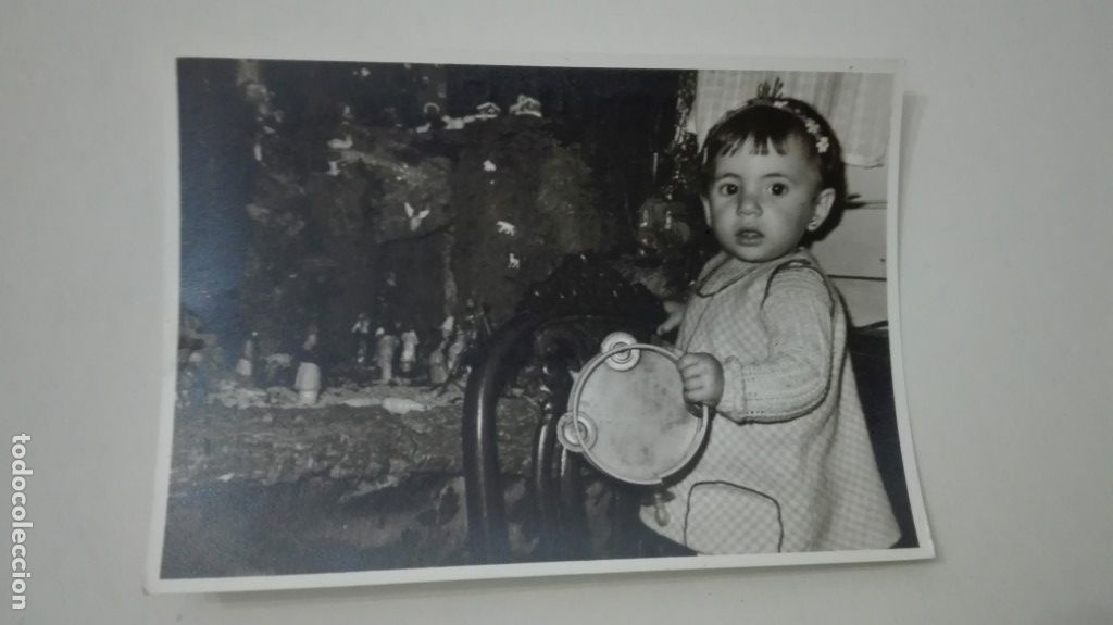 Fotograf&iacute;a antigua: FOTO DE NAVIDAD: NI&Ntilde;A TOCANDO LA PANDERETA ANTE EL BEL&Eacute;N, 1965