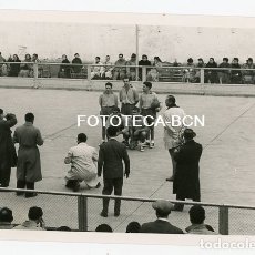 Fotografía antigua: LOTE 2 FOTOS ORIGINALES BARCELONA PABELLON DEL DEPORTE PARTIDO DE BALONMANO AÑO 1955. Lote 180937973