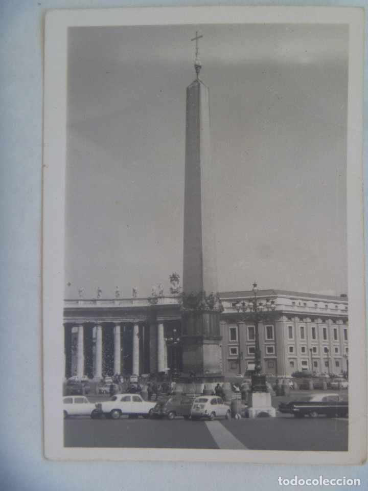 Fotograf&iacute;a antigua: FOTO DE LA PLAZA DE SAN PEDRO DEL VATICANO, OBELISCO, COCHES DE EPOCA ( SEAT 600 ), ETC