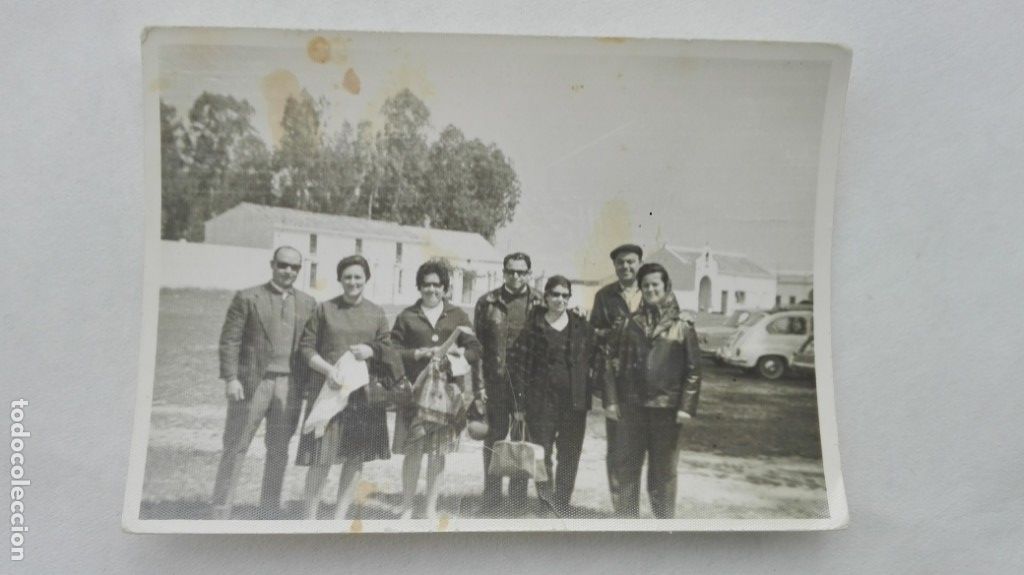 Fotograf&iacute;a antigua: FOTO DE FAMILIA POSANDO, AL FONDO COCHES DE &Eacute;POCA, SEAT 600