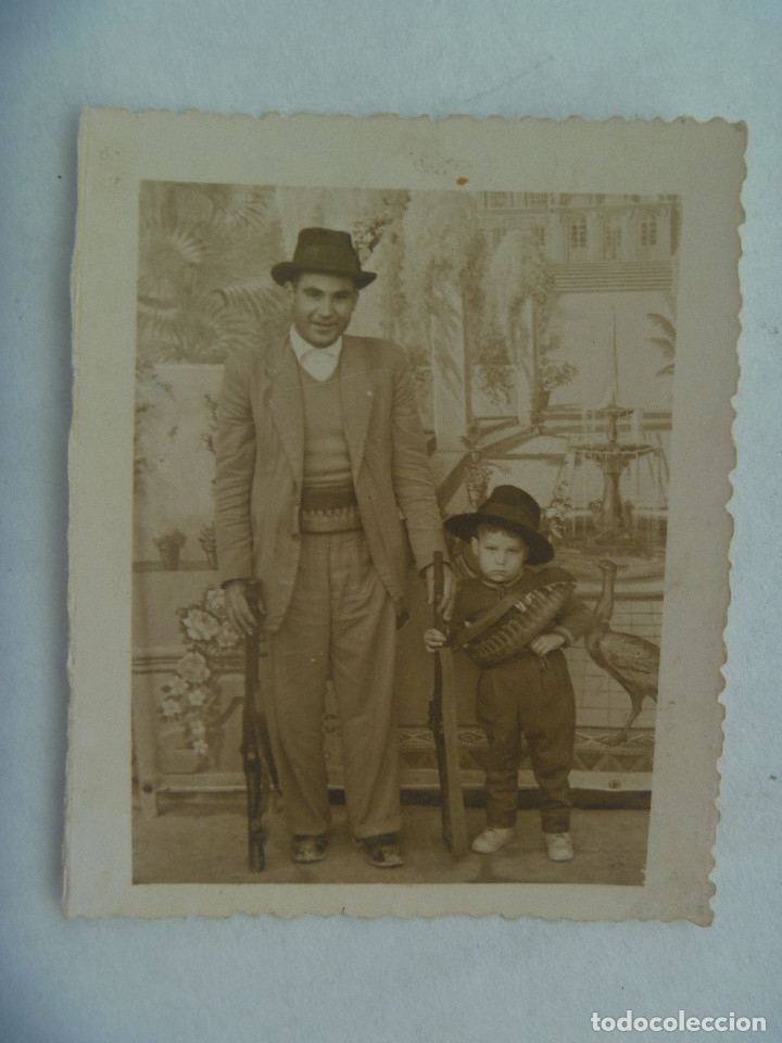 Alte Fotografie: MINUTERO DE FOTOGRAFO DE FERIA : SE&Ntilde;OR Y NI&Ntilde;O VESTIDOS DE CAZADORES EN FONDO DECORADO