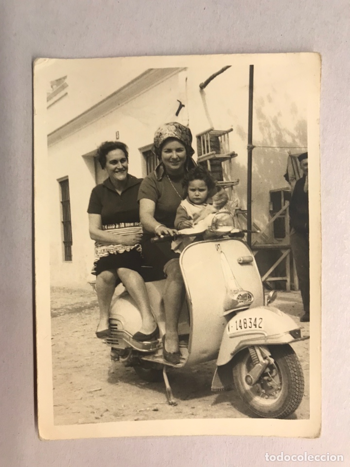 Fotograf&iacute;a antigua: NI&Ntilde;OS CON VESPA. Fotograf&iacute;a Original. 3 Generaciones...Med&iacute;das: 12 x 9 cm., (h.1960?)