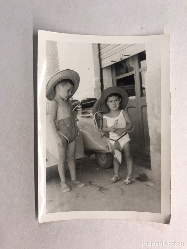 Fotograf&iacute;a antigua: NI&Ntilde;OS CON VESPA. Fotograf&iacute;a Original, Juanitin, su primo y la Vespa.. (a.1962)