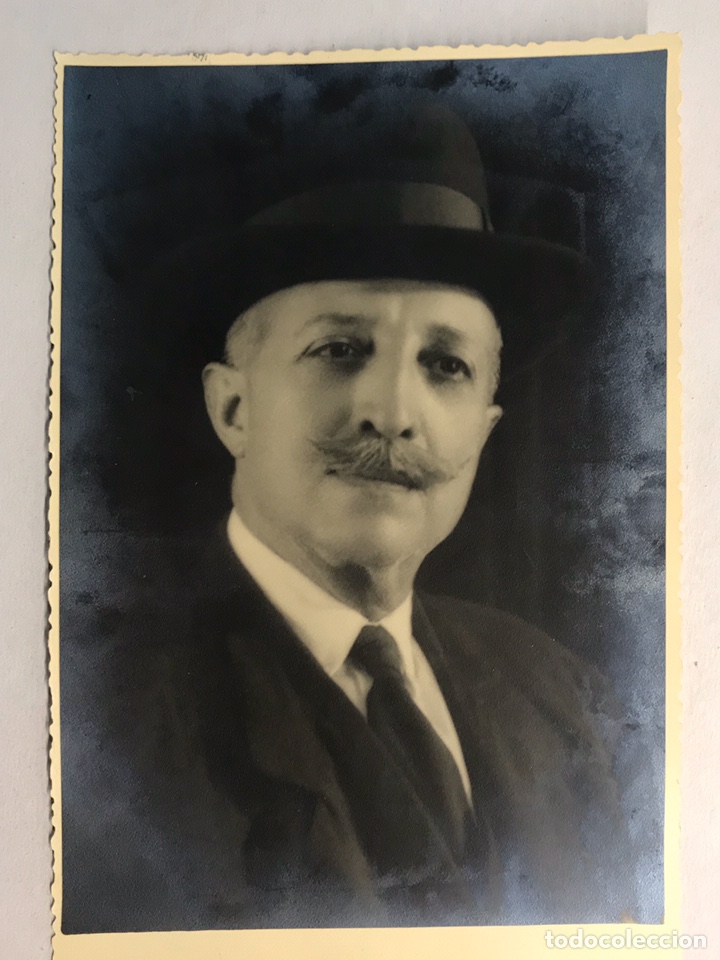 Alte Fotografie: FOTOGRAF&Iacute;A ANTIGUA. Elegante Se&ntilde;or con Sombrero y bigote. Medidas: 17,5 x 11,5 cm., (a.1943)