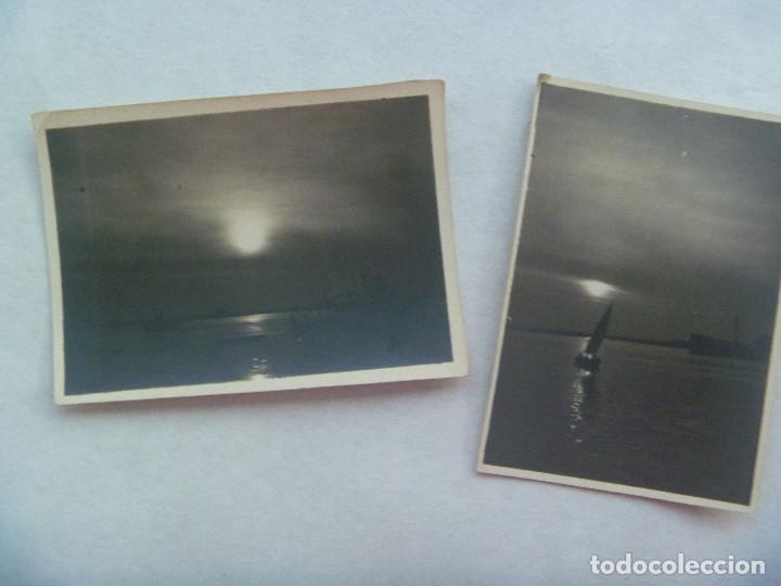 Alte Fotografie: LOTE DE 2 FOTOS DE ATARDECERES EN EL MAR, BARCAS , ETC