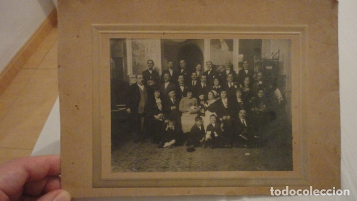 Fotograf&iacute;a antigua: ANTIGUA FOTOGRAFIA GRUPO DE PERSONAS EN ALGUN BAR.VINO CURRITO.FOTO BARRERA? A&Ntilde;OS 20