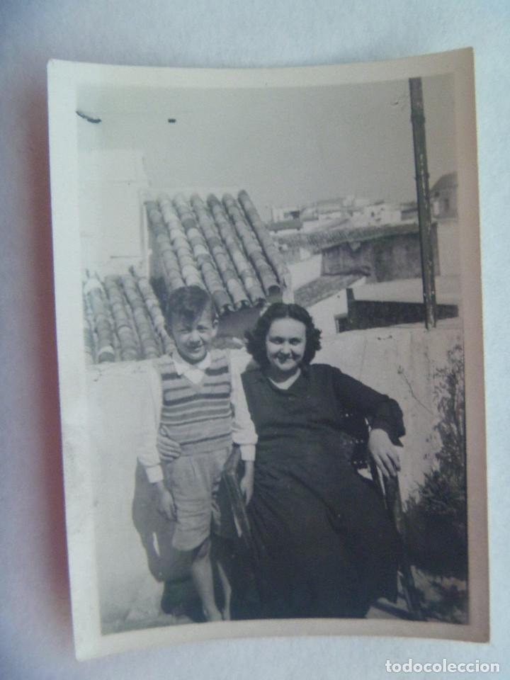 Photographie ancienne: FOTO DE MADRE CON NI&Ntilde;O CON PANTALON CORTO EN LA AZOTEA. A&Ntilde;OS 40