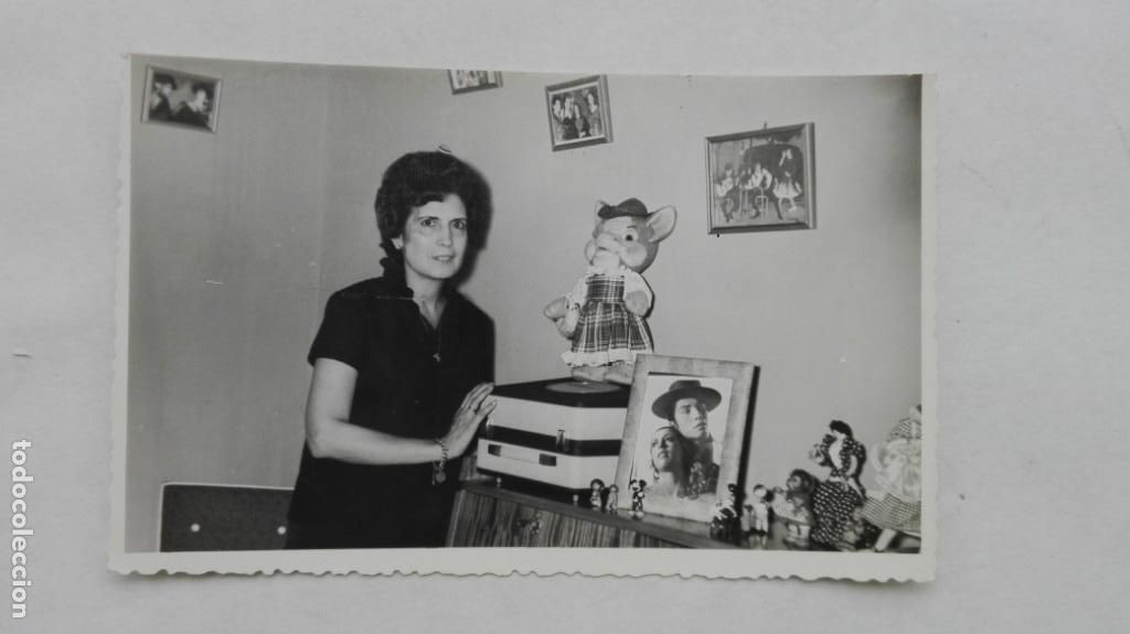 Fotograf&iacute;a antigua: FOTO DE SE&Ntilde;ORA CON TOCADISCOS PIC&Uacute; Y MU&Ntilde;ECAS