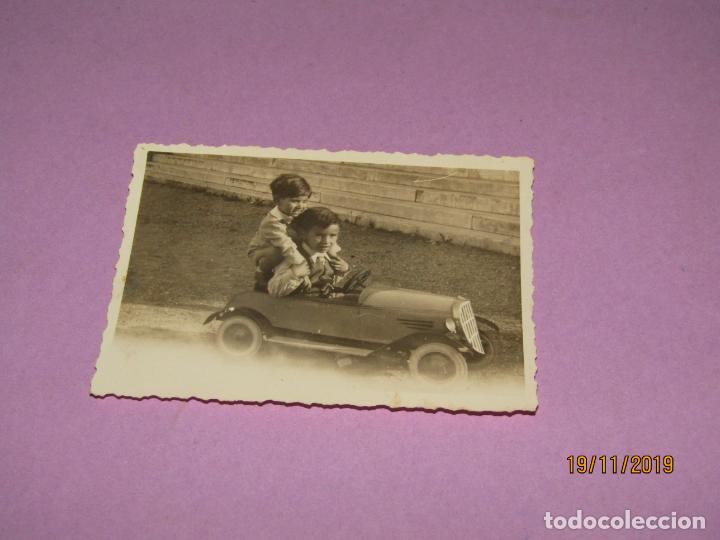 Fotografia antiga: Antigua Fotograf&iacute;a Original de Ni&ntilde;os Jugando con Precioso Coche a Pedales de SAUQUILLO - A&ntilde;o 1950s.