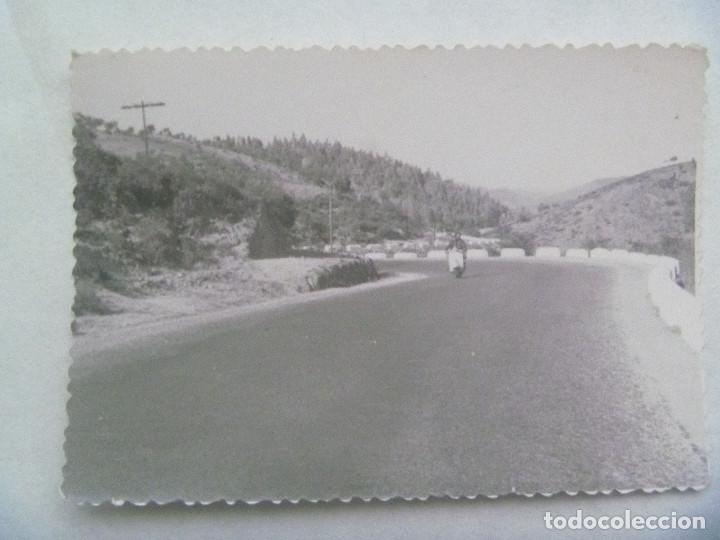 Fotograf&iacute;a antigua: FOTO DE PAISAJE Y CARRETRA, HOMBRE CIRCULANDO CON MOTO VESPA , 1964