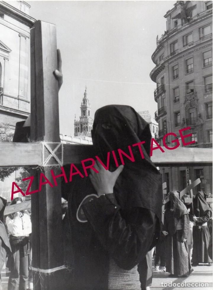 Fotografia antica: SEMANA SANTA SEVILLA, ANTIGUA FOTOGRAFIA PENITENTES HERMANDAD DE LOS ESTUDIANTES,180X240MM