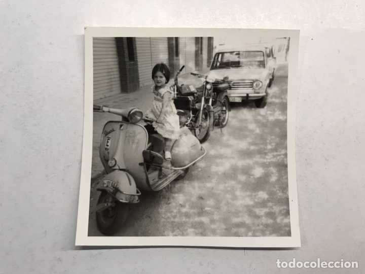 Fotograf&iacute;a antigua: NI&Ntilde;OS CON VESPA. Fotograf&iacute;a Original. La Joven Piluca, con la Vespa de su Padre.(h.1960?)