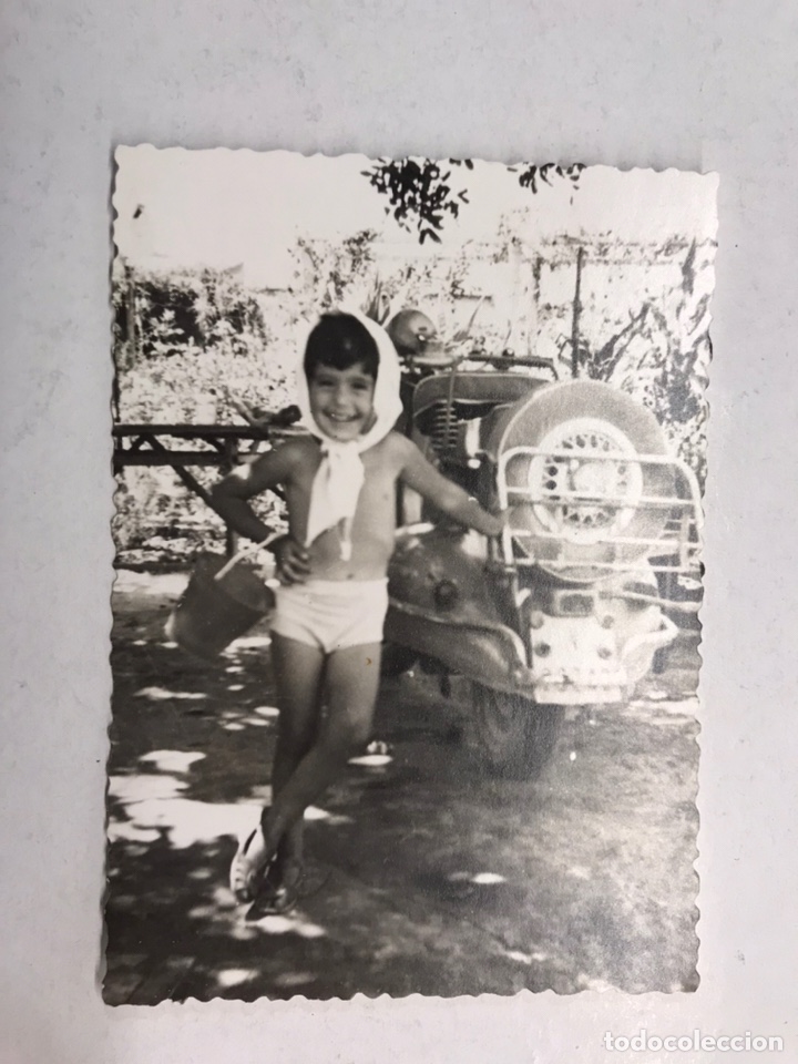 Fotograf&iacute;a antigua: NI&Ntilde;OS CON VESPA. Fotograf&iacute;a Original. Con m&aacute;s arte que un 8 .(h.1960?)