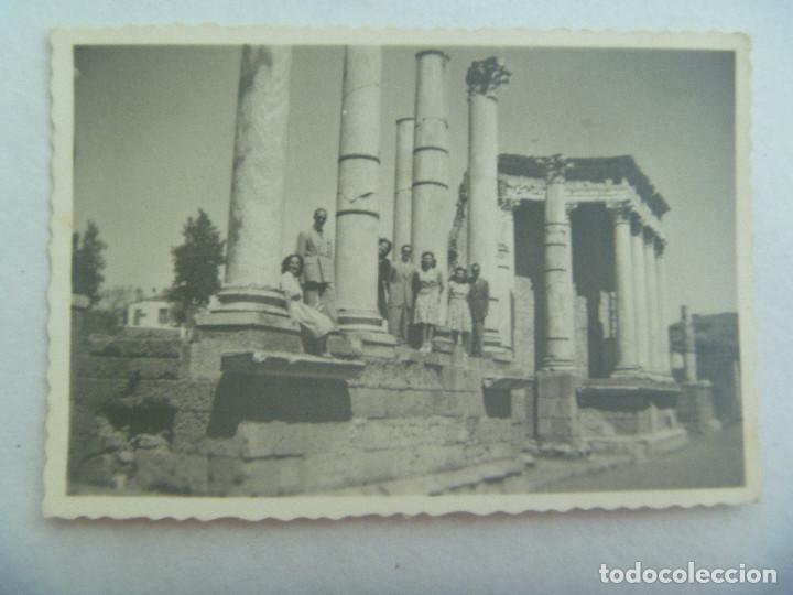 Fotografia antiga: FOTO DE GENTE ENLAS RUINAS ROMANAS DE MERIDA ( BADAJOZ ), 1945