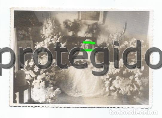 Fotografia antiga: UNA NOVIA RODEADA DE FLORES. FOT&Oacute;GRAFO DESCONOCIDO.