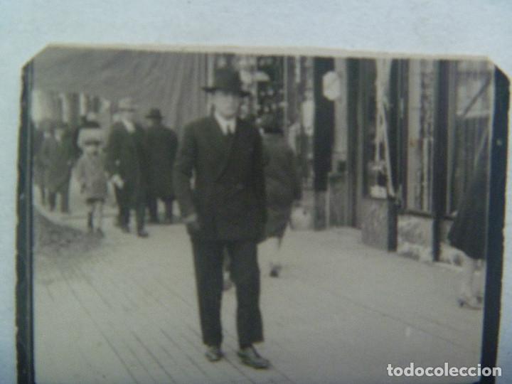 Photographie ancienne: MINUTERO DE FOTOGRAFO AMBULANTE DE SE&Ntilde;OR CON SOMBRERO PASEANDO. 1929