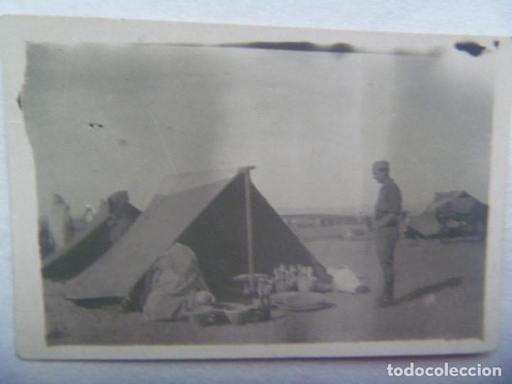 Antique Photography: PROTECTORADO : FOTO DE MILITAR Y ALJAIMA CON MORO VENDEDOR DE CERAMICA , ALGUN ZOCO. A&Ntilde;OS 40