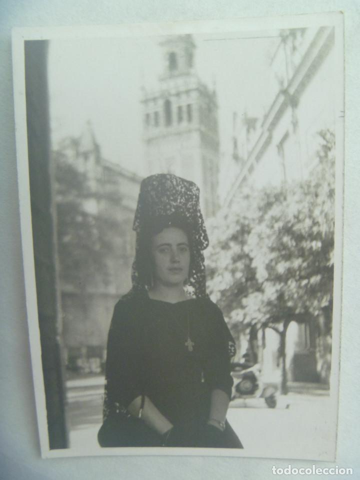 Fotograf&iacute;a antigua: JUEVES SANTO: FOTO DE SE&Ntilde;ORITA CON PEINETA Y MANTILLA, 1961. DETRAS LA GIRALDA Y MOTO VESPA