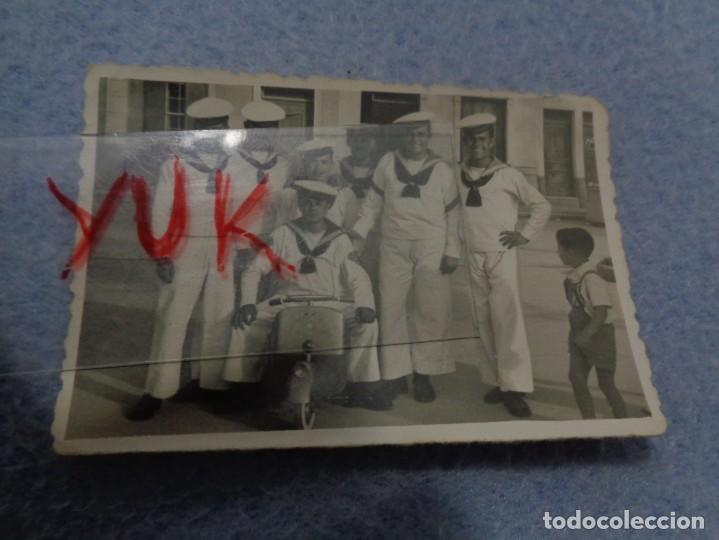 Fotograf&iacute;a antigua: FOTO - FOTOGRAFIA DE MARINERO EN VESPA DE JUGUETE CON SUS COMPA&Ntilde;EROS Y EL DUE&Ntilde;O DE LA VESPA- A&Ntilde;OS 50