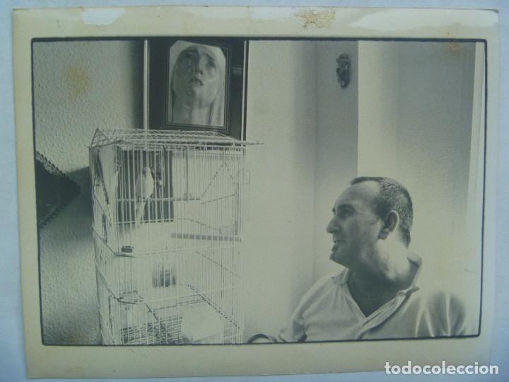 Fotograf&iacute;a antigua: FOTO DE SE&Ntilde;OR CON CANARIO Y CUADRO DE LA VIRGEN ( QUINTA ANGUSTIA ). DE ROSA ........ 16 X 22 CM