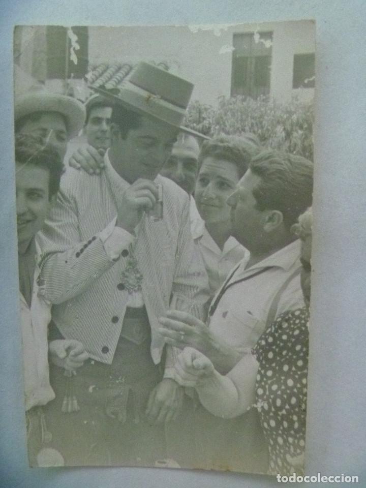 Fotograf&iacute;a antigua: ROMERIA DEL ROCIO: FOTO ROCIEROS BEBIENDO COPA DE VINO. CREO QUE ES PRIMO DE RIVERA, ALCALDE JEREZ