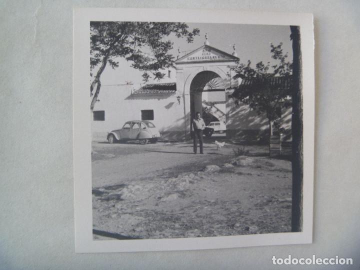 Fotograf&iacute;a antigua: FOTO DE HOMBRE ANTE UN CORTIJO, GALLINA Y COCHE DOS CABALLOS DE EPOCA, CITROEN