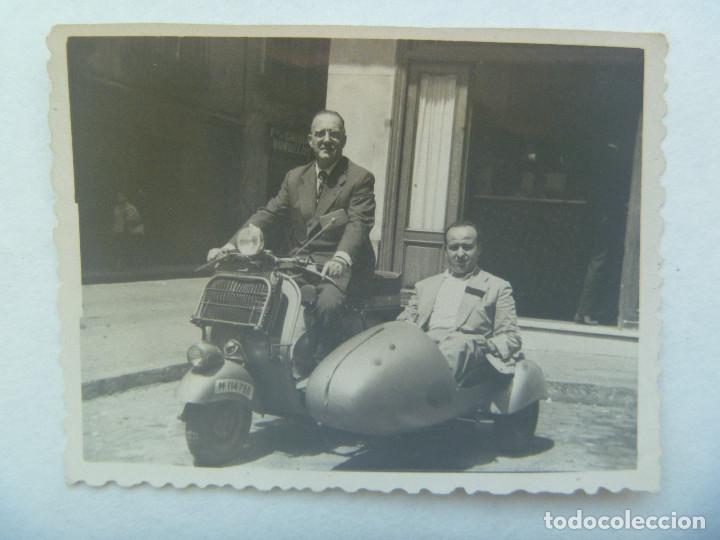 Fotograf&iacute;a antigua: FOTO DE SE&Ntilde;OR EN MOTO VESPA MATRICULA DE MADRID CON SIDECAR, 1955. DE V. MATEOS, MADRID