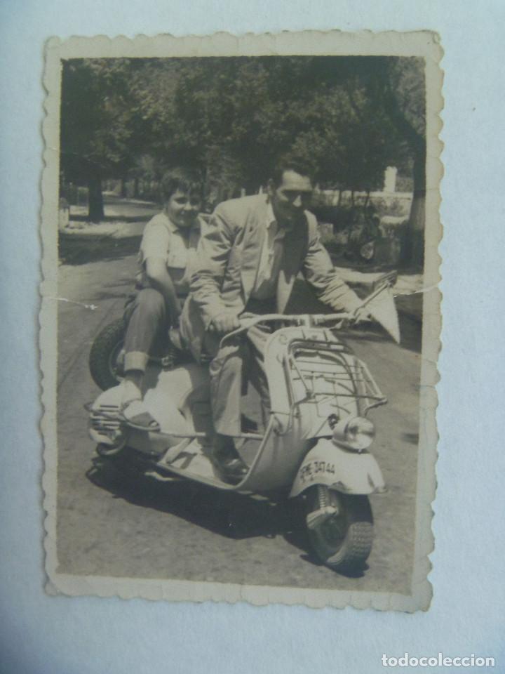 Fotograf&iacute;a antigua: FOTO DE SE&Ntilde;OR CON NI&Ntilde;O EN MOTO VESPA MATRICULA RFME 34744 ????. DE FOTO BA&Ntilde;OS