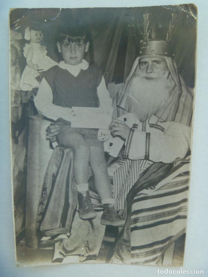 Fotografia antiga: MINUTERO DE FOTOGRAFO DE NAVIDAD : NI&Ntilde;O CON REY MAGO, MU&Ntilde;ECA, ETC , 1960 ... 11,5 X 16,5 CM