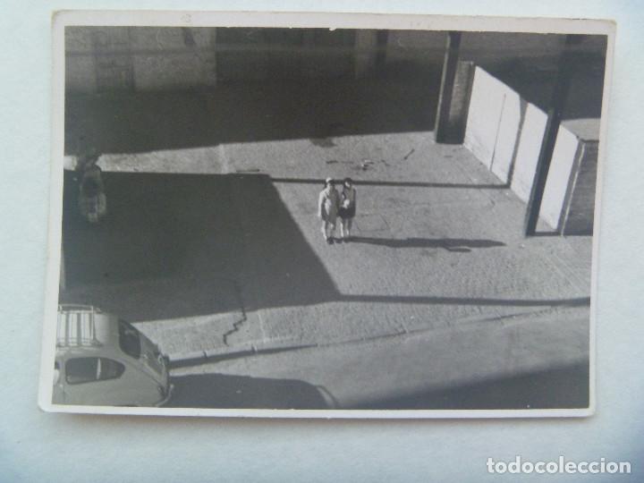 Fotograf&iacute;a antigua: FOTO DE NI&Ntilde;AS Y COCHE SEAT 600 HECHA DESDE ARRIBA