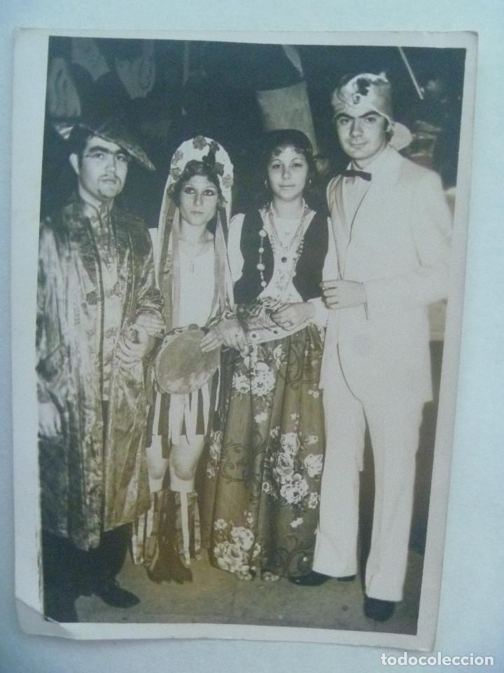 Fotograf&iacute;a antigua: FOTO DE CARNAVAL : JOVENES DISFRAZADOS. CADIZ, 1971 ............ 12,5 X 18 CM
