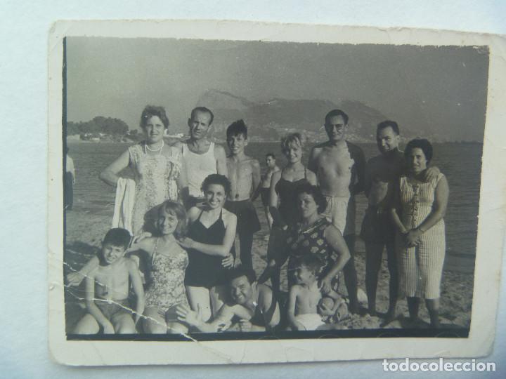 Antique Photography: FOTO DE FAMILIA EN LA PLAYA EN BA&Ntilde;ADOR, ADULTOS Y NI&Ntilde;OS, AL FONDO EL PE&Ntilde;ON DE GIBRALTAR
