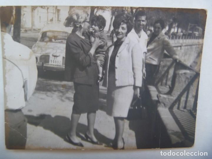 Fotograf&iacute;a antigua: FOTO DE MUJERES, COCHE DE EPOCA MATRICULA DE SEVILLA