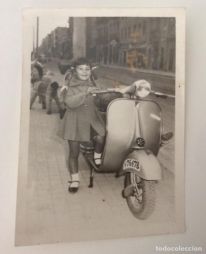 Fotograf&iacute;a antigua: FOTOGRAF&Iacute;A FOTO. NI&Ntilde;A Y MOTO VESPA. 7.5 x 10.5 CMS.