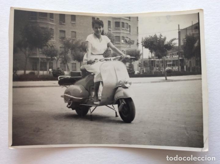 Fotograf&iacute;a antigua: FOTOGRAF&Iacute;A FOTO. MUCHACHA SOBRE MOTO VESPA. 25-5-55. 7 x 9.5 CMS.