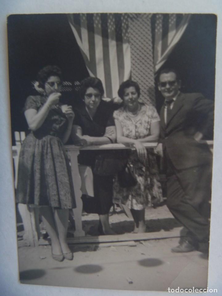Fotografia antiga: FOTO DE FERIA : SE&Ntilde;ORES EN EL REAL  ANTE LA CASETA, CHICA COMIENDOSE UN HELADO