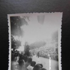 Fotografía antigua: FOTOGRAFIA DE LES FESTES DE SANT MAGI A TARRAGONA 1954. 6 X 8,5 CM. Lote 191084092