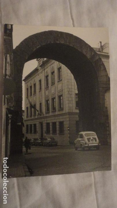 Fotograf&iacute;a antigua: ANTIGUA FOTOGRAFIA. SEAT 600 EN ARCO TRAJANO.MERIDA A&Ntilde;OS 60